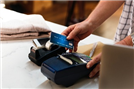 אתם עדיין משלמים בכרטיס אשראי או מזומן? תתקדמו