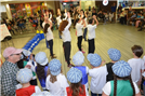 תלמידי יד לבנים הופיעו בקניון סירקין בריקוד ובשירה